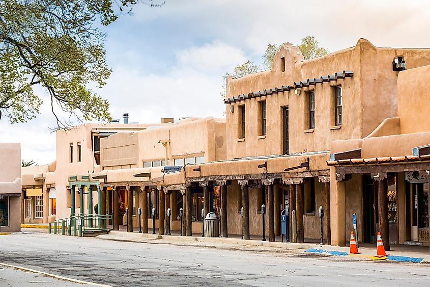 Los edificios están en Taos, que es la última parada antes de entrar en Taos Pueblo, Nuevo México.