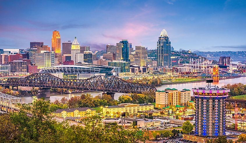 Cincinnati, Ohio, USA skyline at dusk.