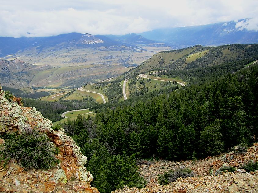 The view from the top of Dead Indian Pass on the Chief Joseph Scenic Byway in Wyoming. Image credit: Smallchief, CC BY-SA 4.0, via Wikimedia Commons.