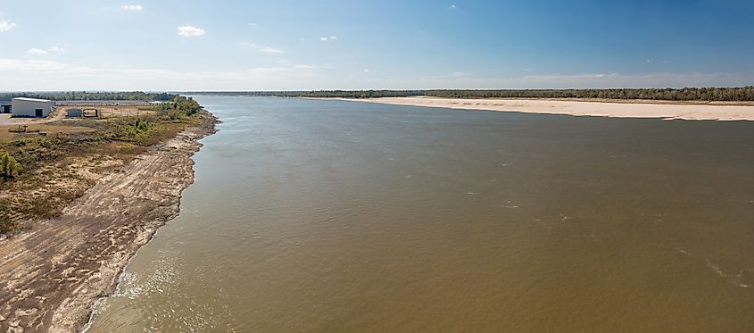 Extreme low water conditions on Mississippi river in October 2023 narrows river channel near Vicksburg, Mississippi. Credit: Steve Heap/Shutterstock.com