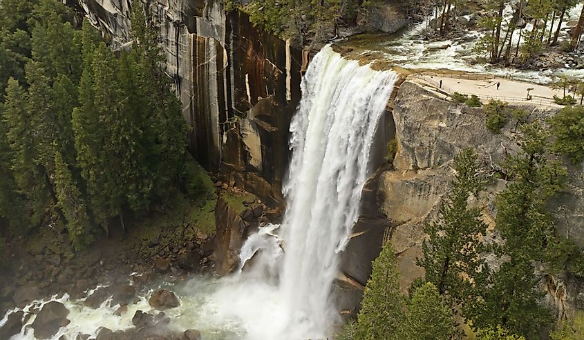 Потрясающий вид на водопад Вернал в Калифорнии с вечнозелеными растениями по обе стороны