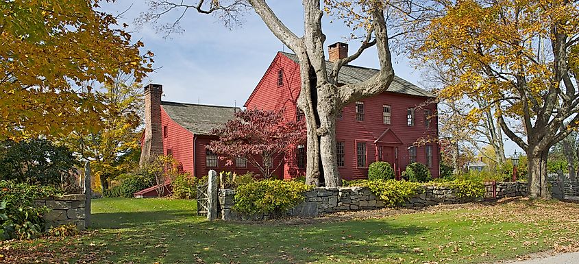 Очаровательный красный коттедж в Коннектикуте в сезон листвы, Личфилд-Хиллз