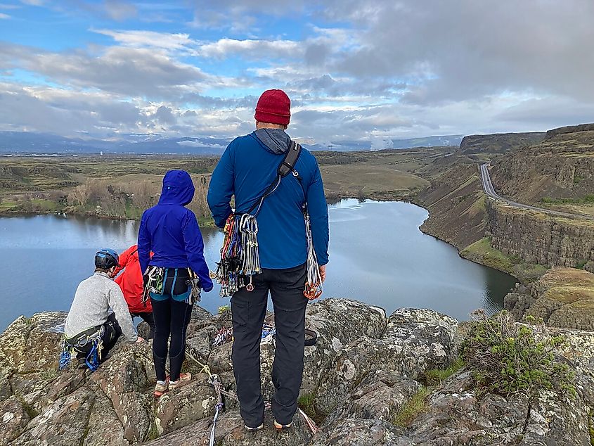 Rock climbers at Horsethief Butte in a Mazamas class setting up by Horsethief Lake.