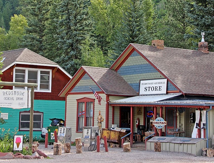 Redstone General Store, Colorado (Credit: Sandy Zuerlein / Daniel Case, CC BY-SA 2.0 via Wikimedia Commons)