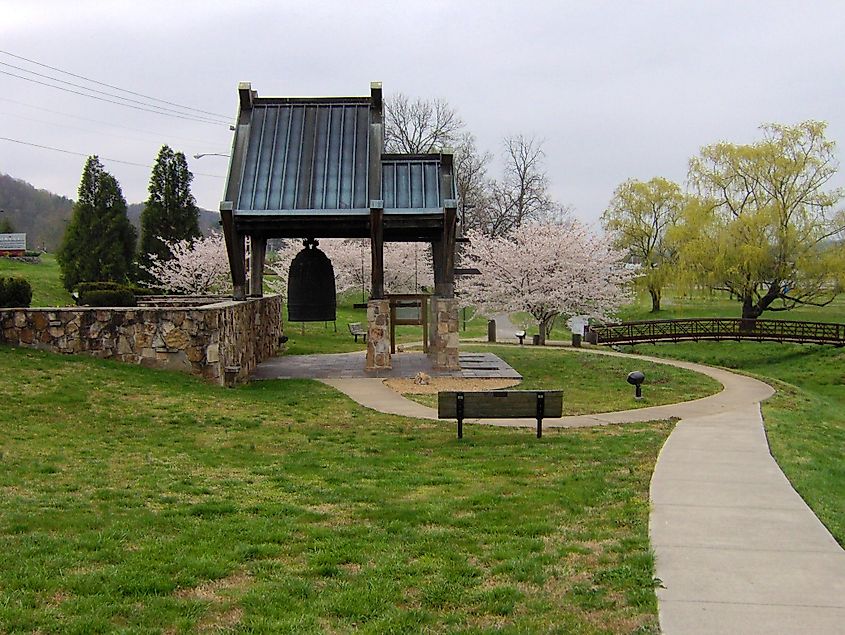 Oak Ridge, Tennessee. In Wikipedia. https://en.wikipedia.org/wiki/Oak_Ridge,_Tennessee By Brian Stansberry - Own work, CC BY 3.0, https://commons.wikimedia.org/w/index.php?curid=3823313