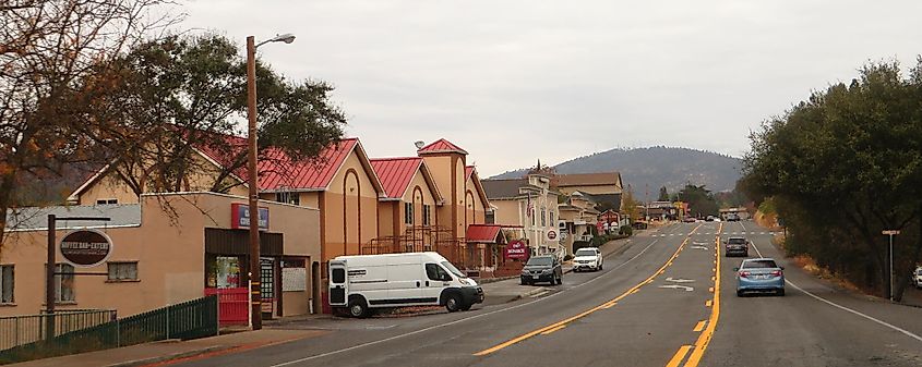 A street in Mariposa, California, lined with residential homes on a cloudy day.