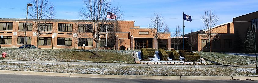  Farmington High School is located at 32000 Shiawassee Road in Farmington, Michigan.