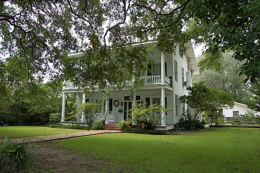 Historic Bonin House in St. Martinville, Louisiana. By Z28scrambler - Own work, CC BY-SA 3.0, Wikimedia Commons.