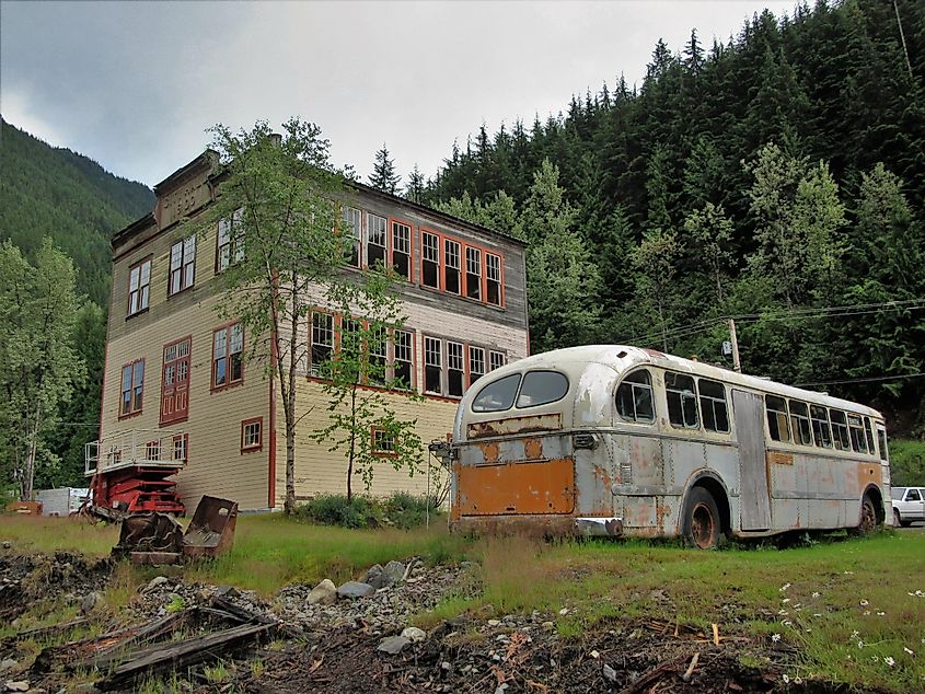 Trolleybus beside a building in Sandon, By Mike from Vancouver, Canada - old trolley buses of Sandon, CC BY-SA 2.0, https://commons.wikimedia.org/w/index.php?curid=76386060