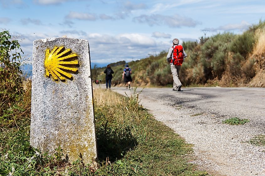 Una concha de vieira amarilla que marca el camino a Santiago de Compostela en la Ruta de Peregrinación de Santiago.