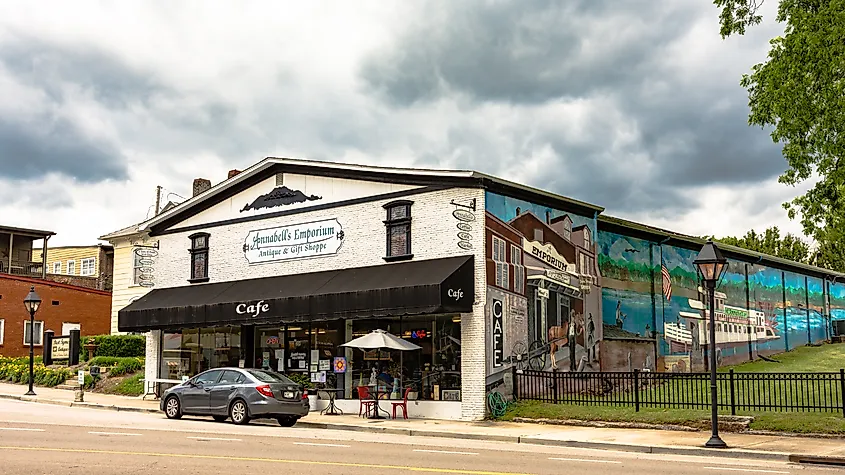 Annabell's Emporium Antique & Gift Shoppe in historic Loudon, Tennessee. Editorial credit: JNix / Shutterstock.com