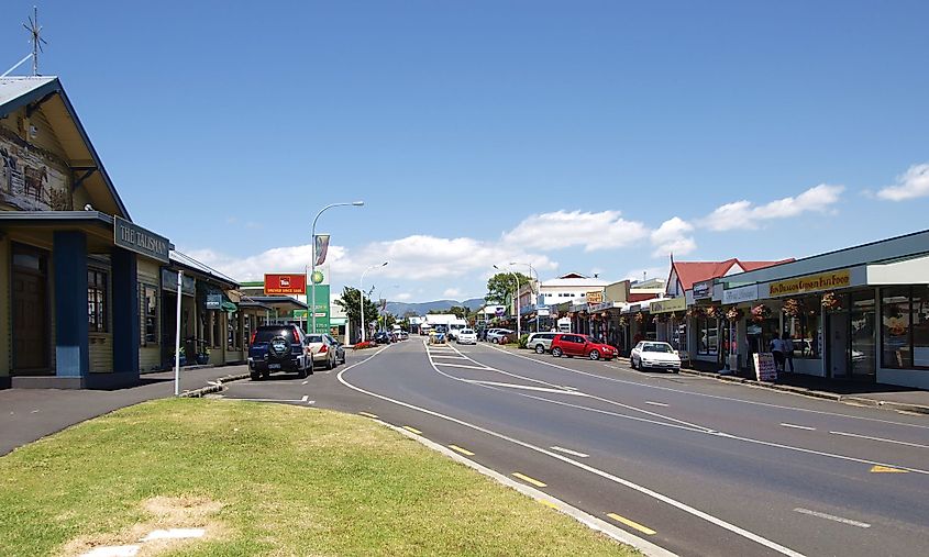 Katikati, Main Road. Credit: Ulrich Lange, Bochum, Germany, CC BY 3.0 <https://creativecommons.org/licenses/by/3.0>, via Wikimedia Commons