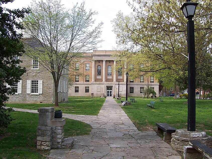 The historic town square in Corydon, Indiana. Credit: By User:Charles Edward, CC BY-SA 3.0, https://commons.wikimedia.org/w/index.php?curid=38659192
