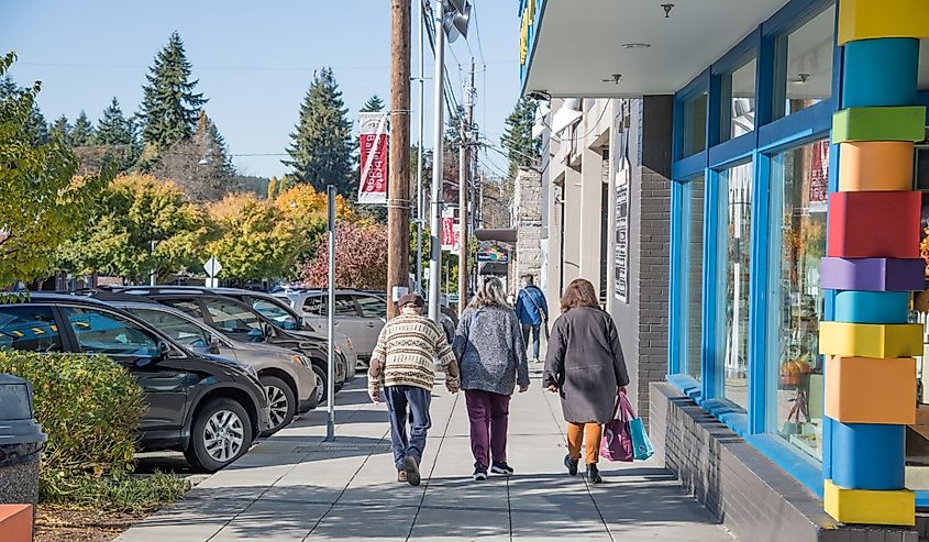 Traffic and urban life in the city of Bainbridge Island, Washington. Image credit Michael Gordon via Shutterstock