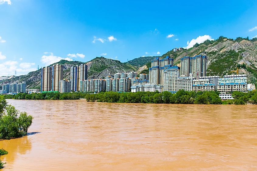 Cidade de Lanzhou do outro lado do Rio Amarelo, província de Gansu, China