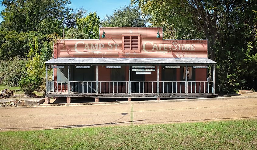 A small country café that offers live music in the evenings in Crockett, Texas