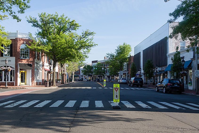 Дневной вид на улицу в центре города Нью-Ханаан, штат Коннектикут, 24 мая 2015 года летом