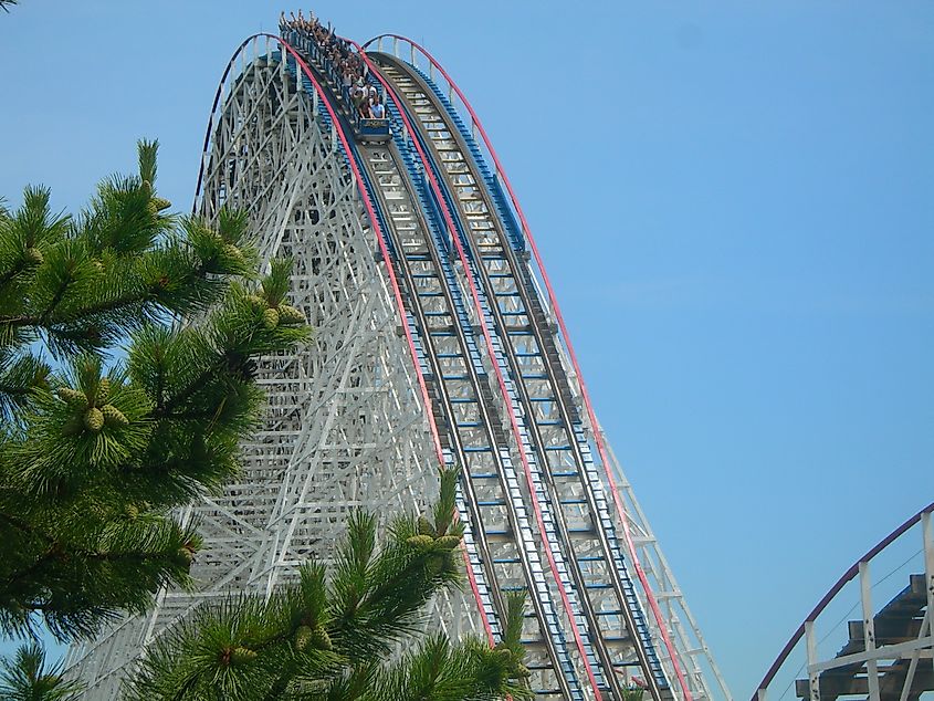 The American Eagle racing wooden coaster at Six Flags Great America in Gurnee, Illinois. Jonrev, Public domain, via Wikimedia Commons