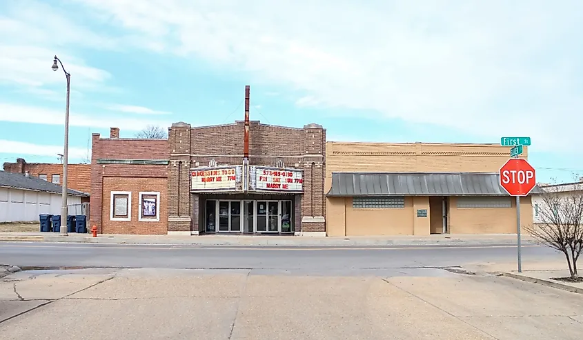 Buildings in town square of Kennett