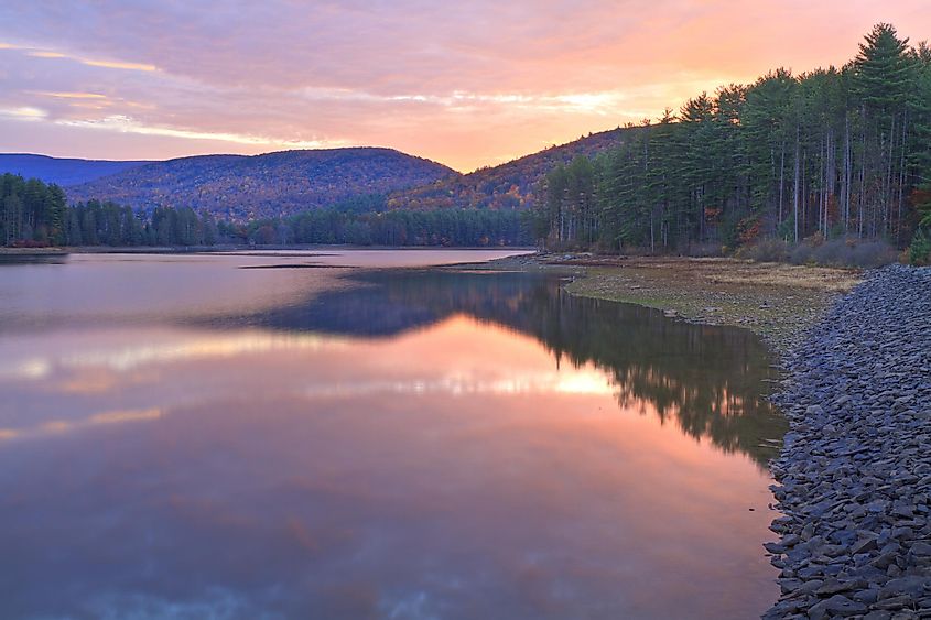 Восход солнца на озере Купер, недалеко от Вудстока, штат Нью-Йорк