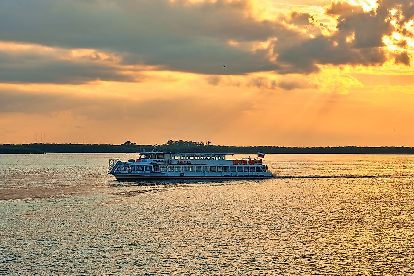 Atardecer en el terraplén del río Amur en Khabarovsk, Rusia