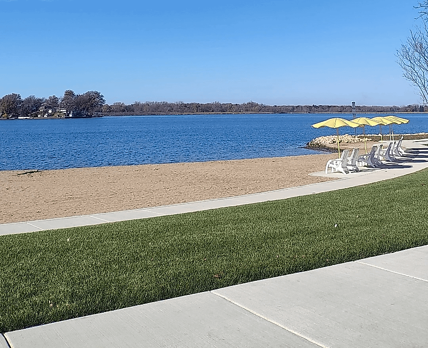 View of the coast along Fox Lake in Illinois.