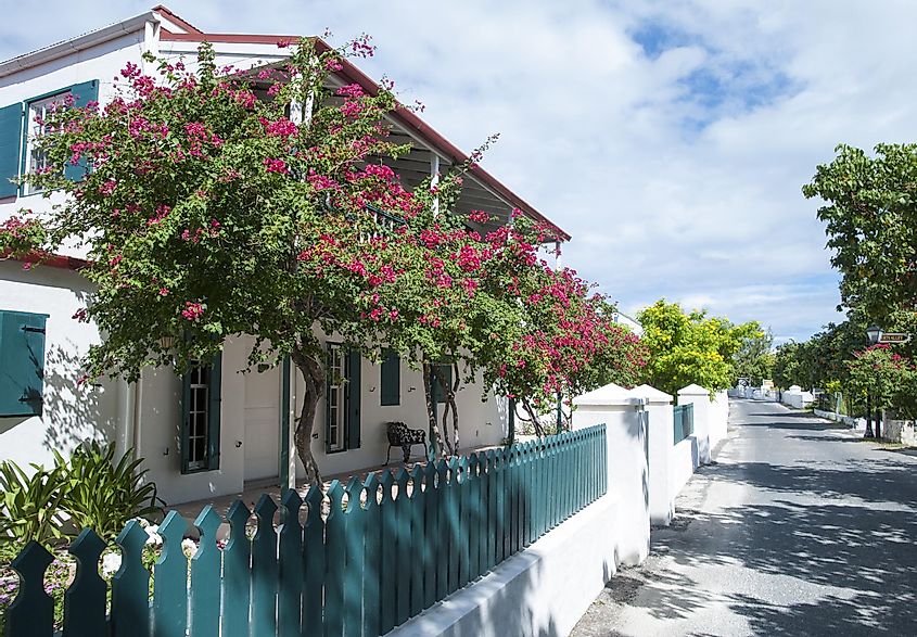 Историческая улица Дьюк-стрит в Кокберн-Тауне на острове Гранд-Терк (острова Теркс и Кайкос).