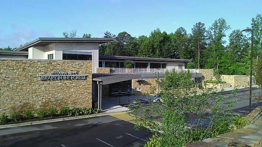 Library in the Forest in Vestavia Hills, By Sharon Phelan Evans - Own work, CC BY-SA 3.0, https://commons.wikimedia.org/w/index.php?curid=20008236