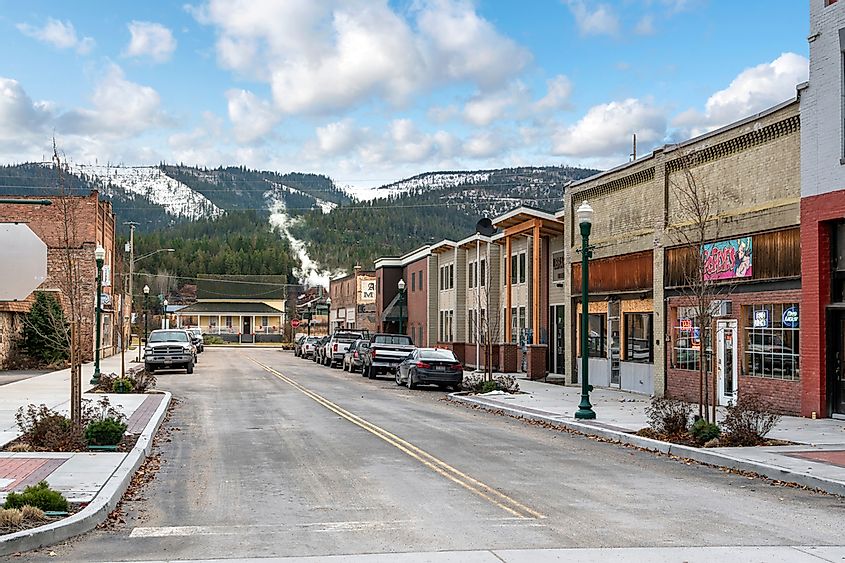  The main street of historic Priest River, Idaho, in the Northwest of the United States at winter