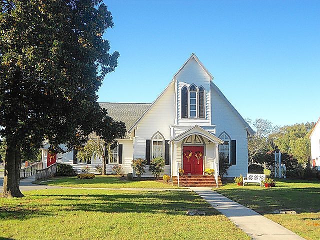 Former Bridgeville Public Library in Bridgeville, Delaware, listed on the NRHP on July 23, 1990. Before that it was the First Presbyterian Church of Bridgeville. Now it is a curio shop. Located at 210 Market St., Bridgeville, Delaware. via Wikimedia