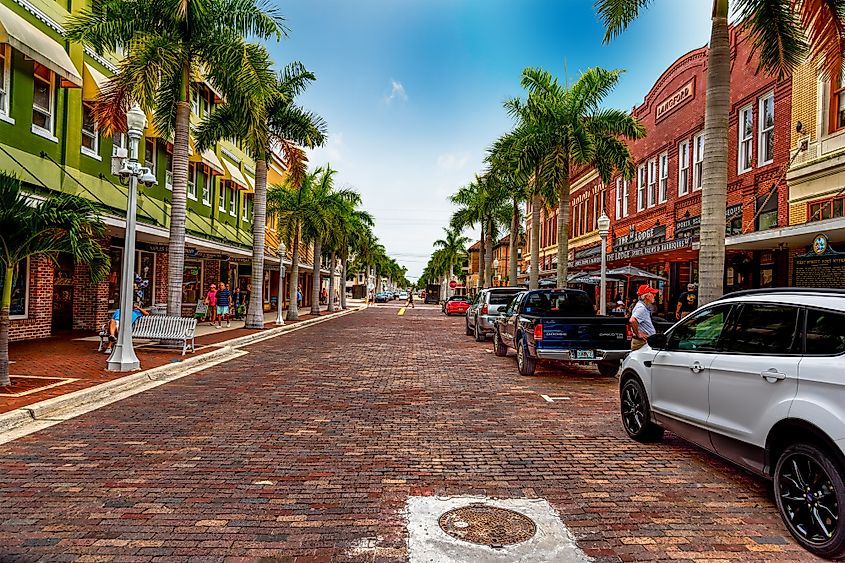 Fort Myers, Florida: Beautiful First Street in old town.