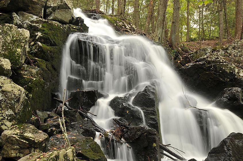Водопад Прайдден-Брук в государственном лесу Паугуссетт в Ньютауне, штат Коннектикут