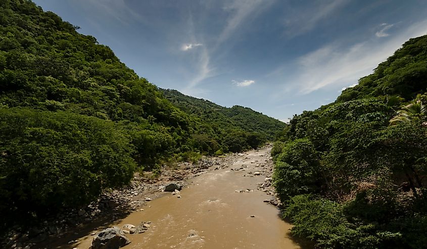 Río guatemalteco Motagua entre montañas verdes