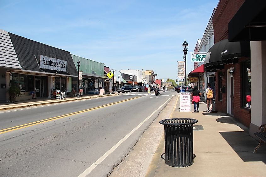 Gault Avenue in downtown Fort Payne, By Thomson200 - Own work, CC0, File:Gault Ave, Fort Payne, Alabama April 2018 1.jpg - Wikimedia Commons