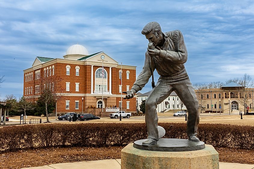 The Elvis Presley Statue in Tupelo, Mississippi. Image credit Chad Robertson Media via Shutterstock