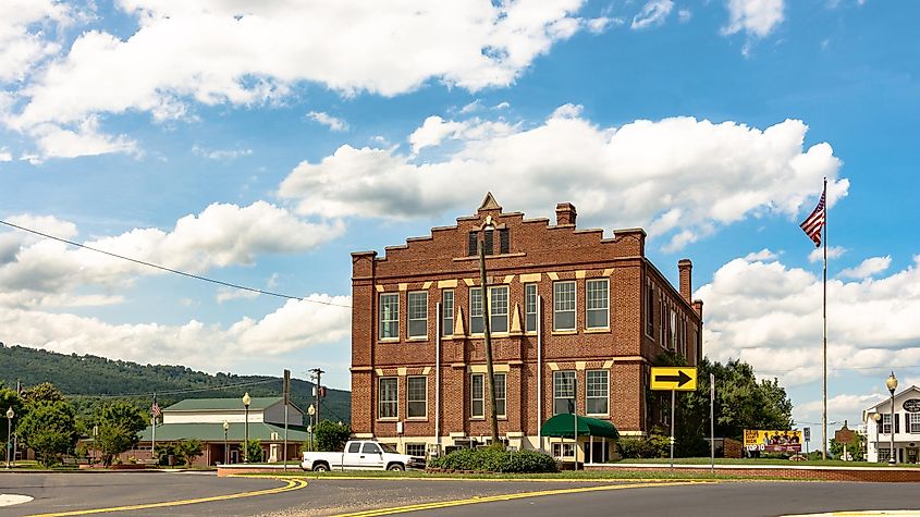 The original Dade County courthouse in Trenton's town square, via JNix / Shutterstock.com