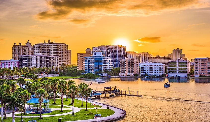 Сарасота, Флорида, США городской пейзаж на берегу залива на рассвете.