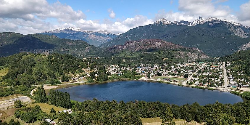 The city of Futaleufú in Chile, surrounded by mountains.