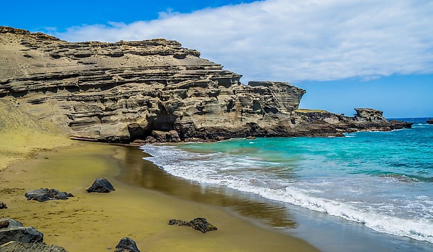 Hawaii Green sand beach (Papaklea) is the must-see beach of the Big Island.