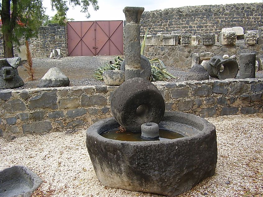 Remains of a Roman-era olive press. צילום:ד"ר אבישי טייכר, CC BY 2.5, via Wikimedia Commons