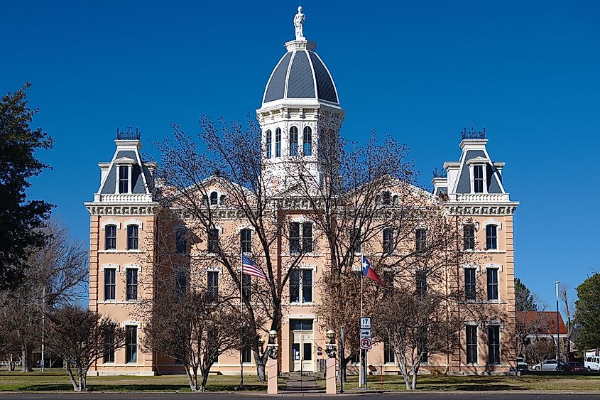 Здание суда округа Пресидио в Марфе, штат Техас. Марфа, штат Техас, является административным центром округа Пресидио. Он расположен на крайнем западе Техаса, к северу от национального парка Биг-Бенд.
