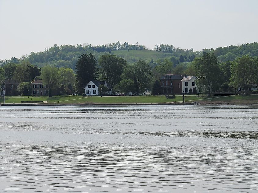 Houses along the Ohio River in Augusta, By Augustaky - Taken while on the Augusta Ferry., CC BY-SA 3.0, https://commons.wikimedia.org/w/index.php?curid=23962575