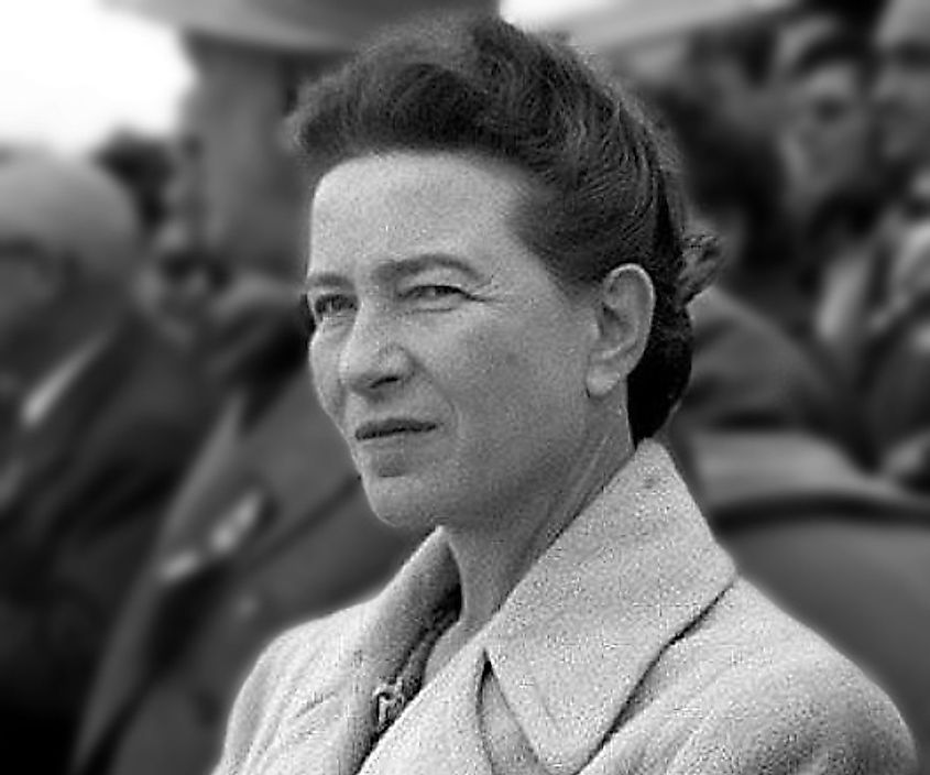 Simone de Beauvoir en Beijing el 1 de octubre de 1955 en la plaza Tiananmen.