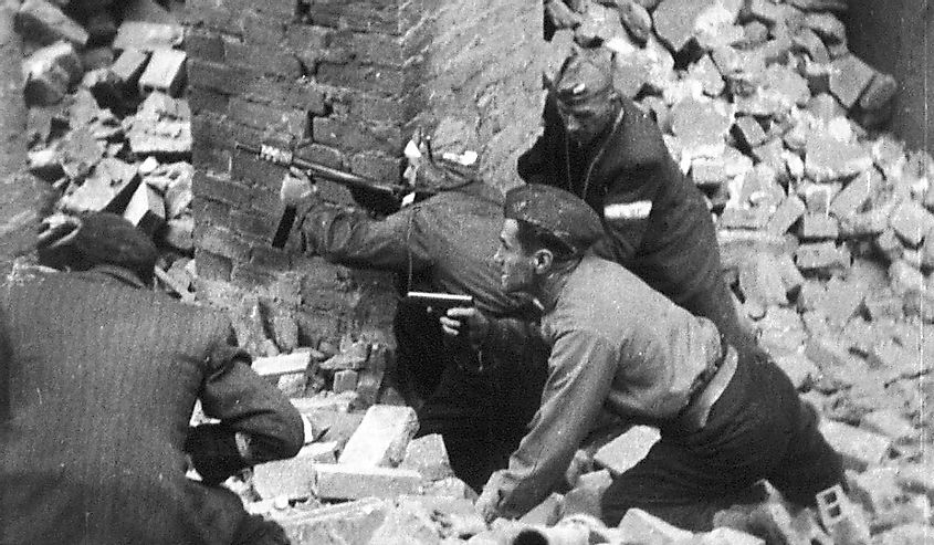 soldiers fighting during the Warsaw Uprising