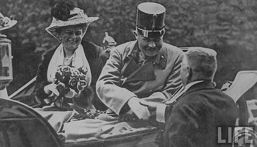 Franz Ferdinand and his wife Sophie met Bosnian people in Sarajevo streets. 