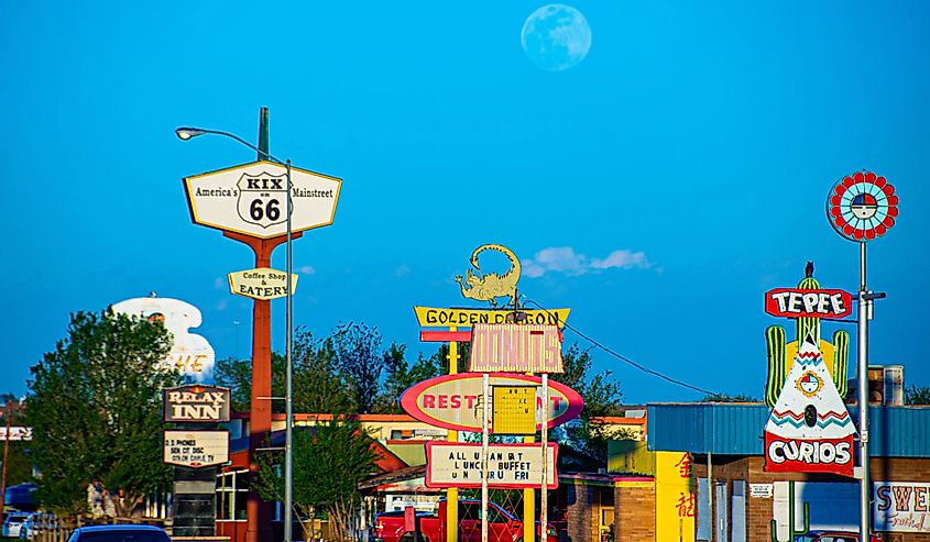 L'hirondelle bleue et d'autres vues de la route historique 66 au Nouveau-Mexique