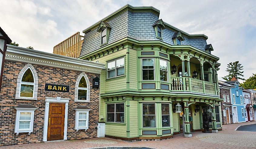Buildings of Adventure Suites in downtown North Conway
