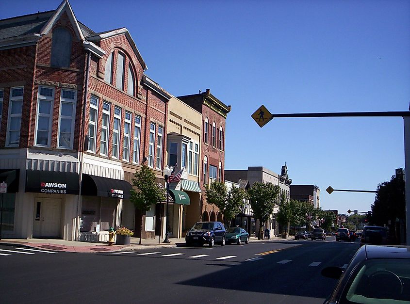 A view of downtown Ashland, Ohio on East Main Street, By User:OHWiki - Self-photographed, CC BY-SA 2.5, https://commons.wikimedia.org/w/index.php?curid=2802778