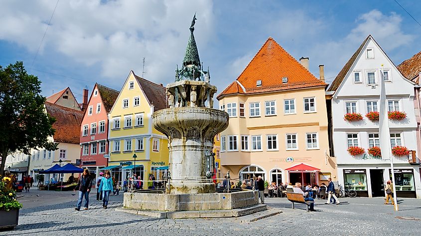 People near the fountain in downtown Nordlingen.