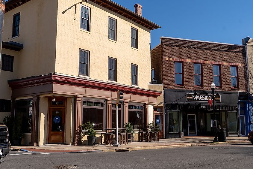 Cambridge, Maryland, Blue Ruin restaurant exterior. Image credit 010110010101101 via Shutterstock